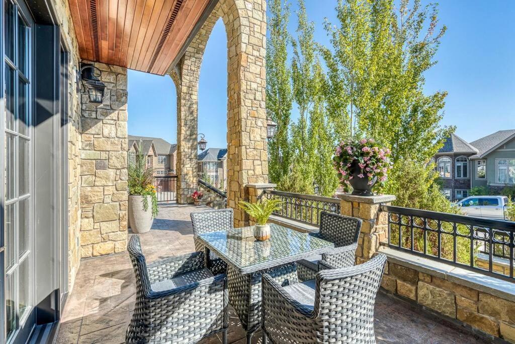 French Chateau W/Swim Spa & Theatre: 11,700 Sqft Calgary Exterior photo