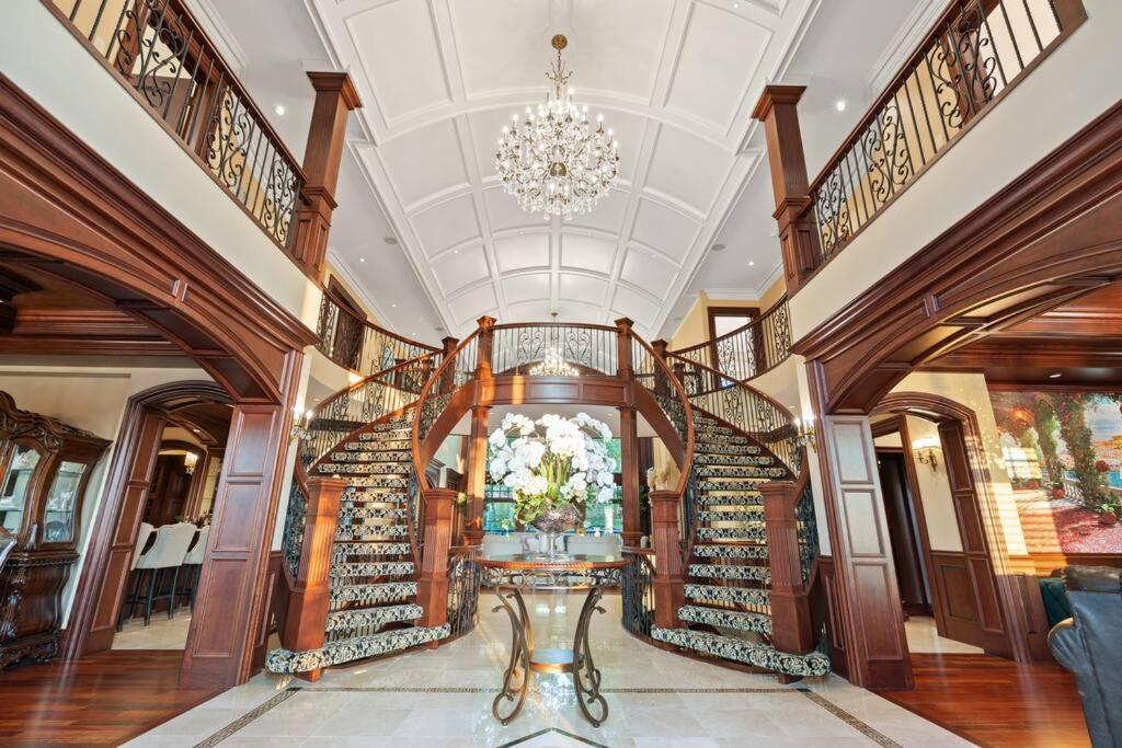 French Chateau W/Swim Spa & Theatre: 11,700 Sqft Calgary Exterior photo
