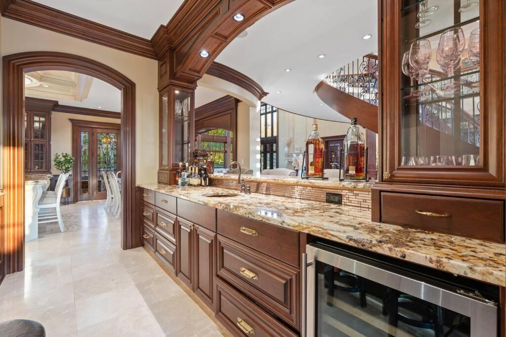 French Chateau W/Swim Spa & Theatre: 11,700 Sqft Calgary Exterior photo
