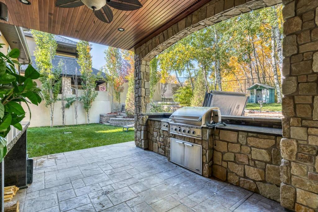 French Chateau W/Swim Spa & Theatre: 11,700 Sqft Calgary Exterior photo