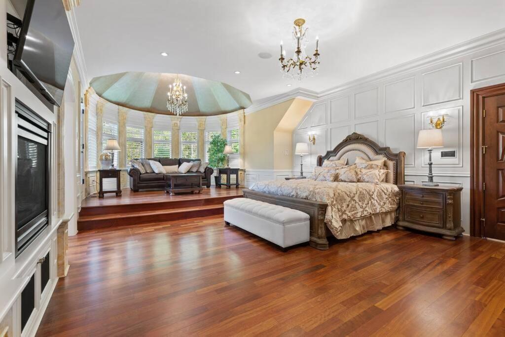 French Chateau W/Swim Spa & Theatre: 11,700 Sqft Calgary Exterior photo