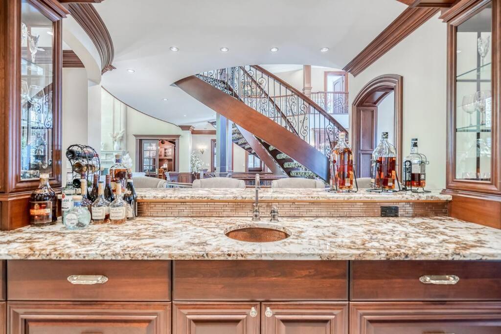 French Chateau W/Swim Spa & Theatre: 11,700 Sqft Calgary Exterior photo
