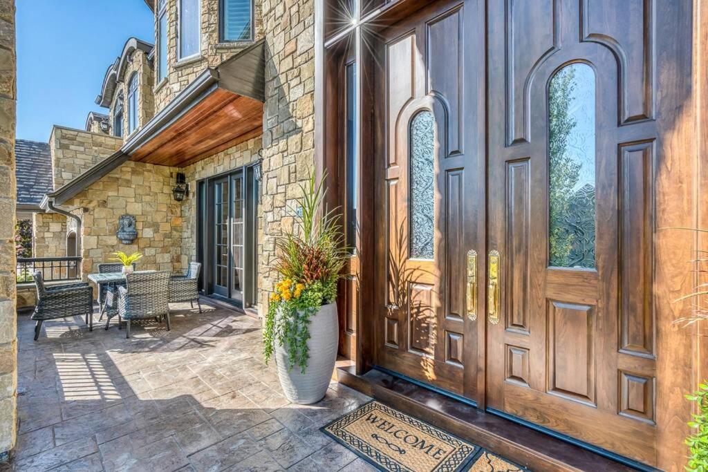 French Chateau W/Swim Spa & Theatre: 11,700 Sqft Calgary Exterior photo