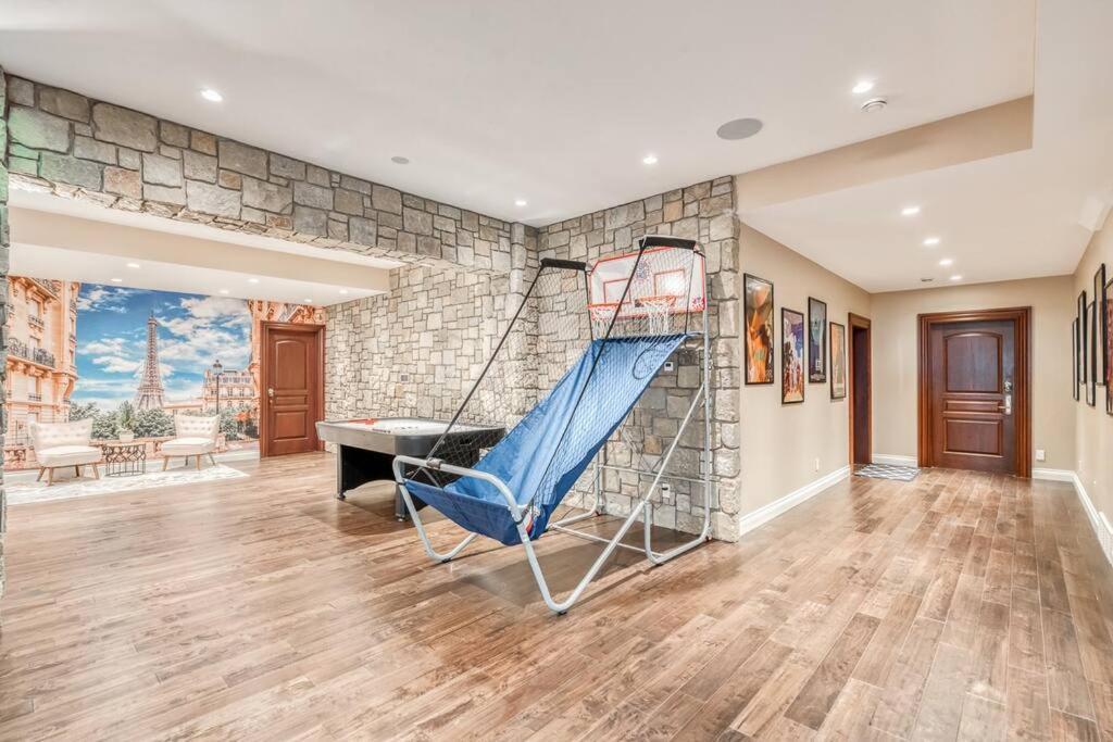 French Chateau W/Swim Spa & Theatre: 11,700 Sqft Calgary Exterior photo