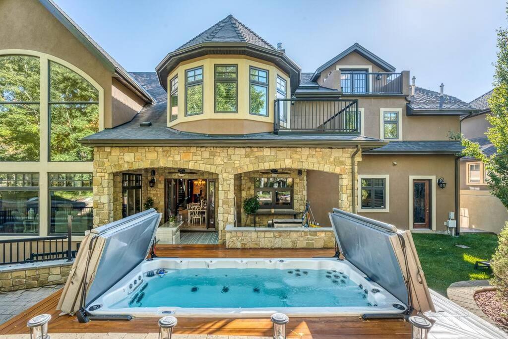 French Chateau W/Swim Spa & Theatre: 11,700 Sqft Calgary Exterior photo