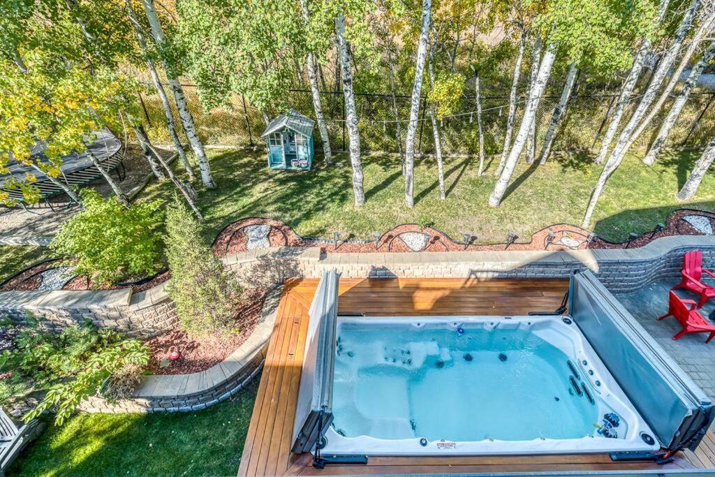 French Chateau W/Swim Spa & Theatre: 11,700 Sqft Calgary Exterior photo